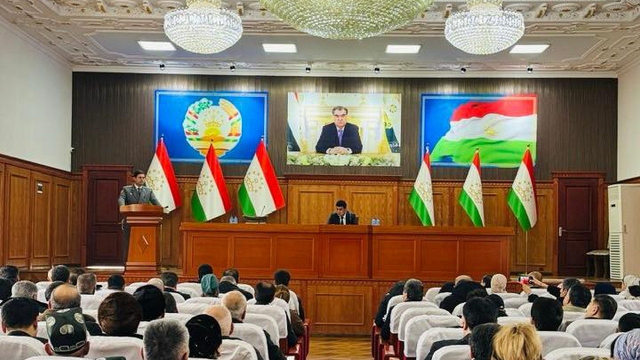 Вохӯрӣ бо роҳбарият ва масъулини Мақомоти иҷроияи ҳокимияти давлатии шаҳри Бохтар