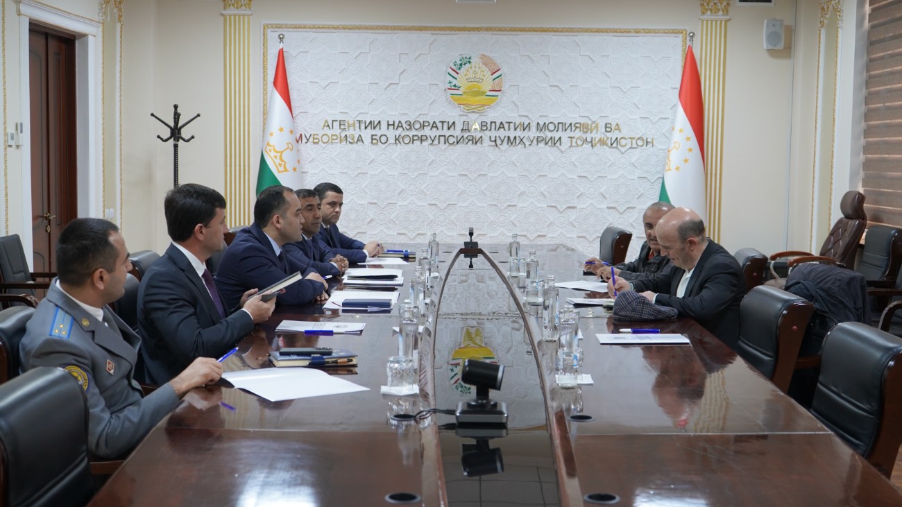 Вохӯрӣ бо коршиноси Иттиҳоди Аврупо