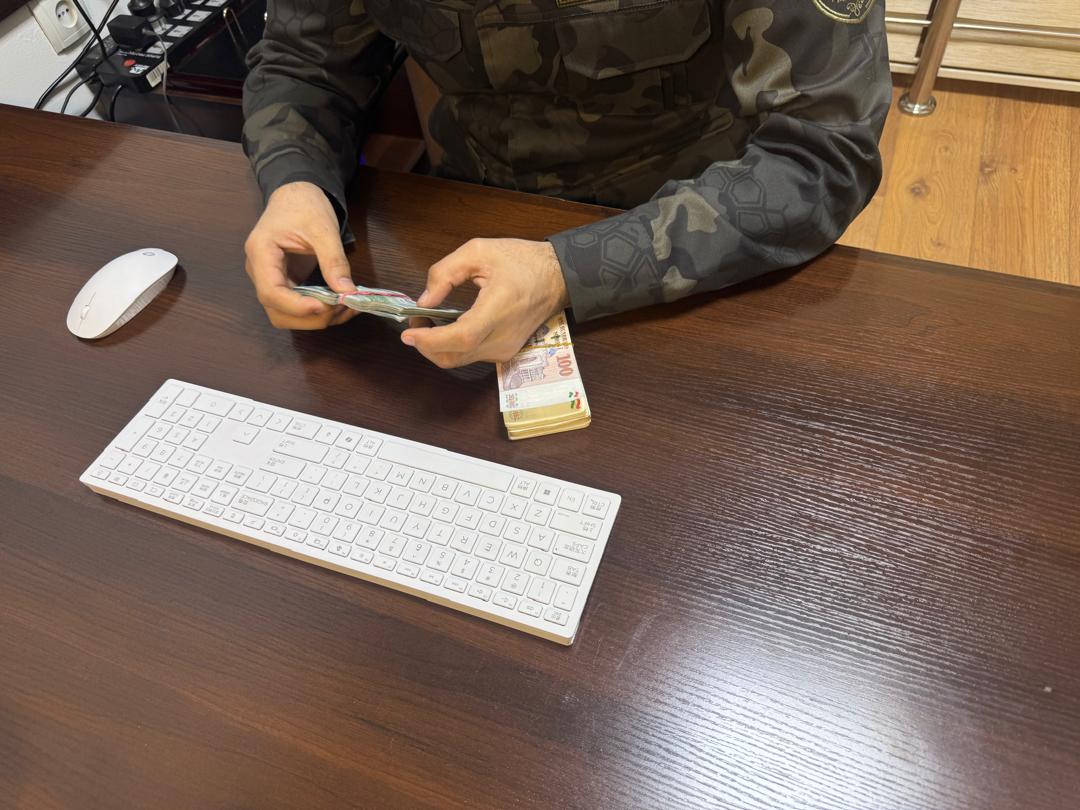 Ошкори ҳолати гирифтани маблағи пулӣ барои ба таъхир гузоштани хизмати ҳарбӣ